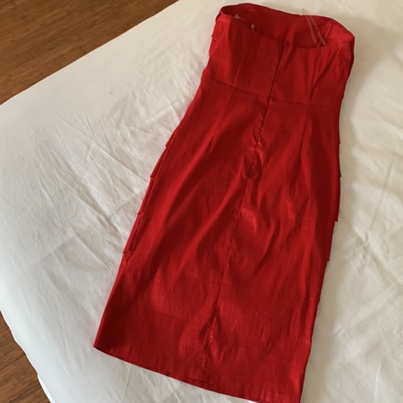 Strapless short red dress with details in the front. Size Small - Picture 4 of 5